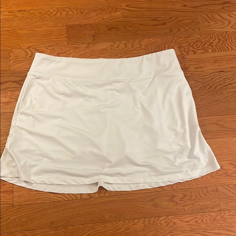 Columbia White Athletic Shorts Lightweight and‎ Versatile